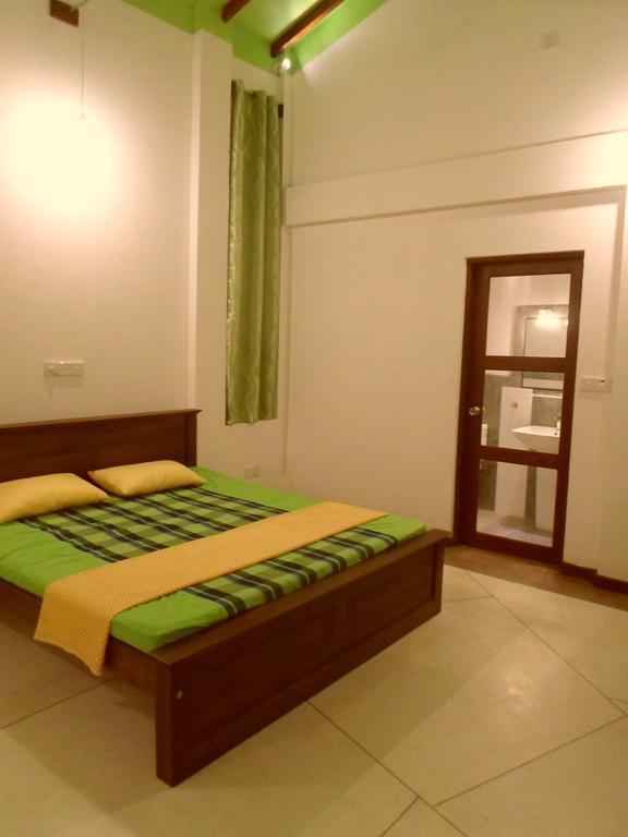 Nilas Guesthouse Hikkaduwa Værelse billede